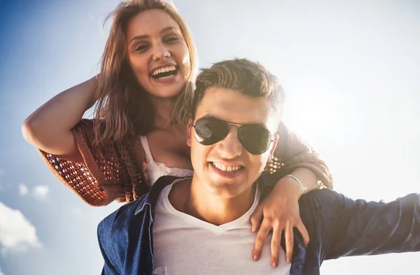 Casal feliz se divertindo ao ar livre, amor e amizade — Fotografia de Stock