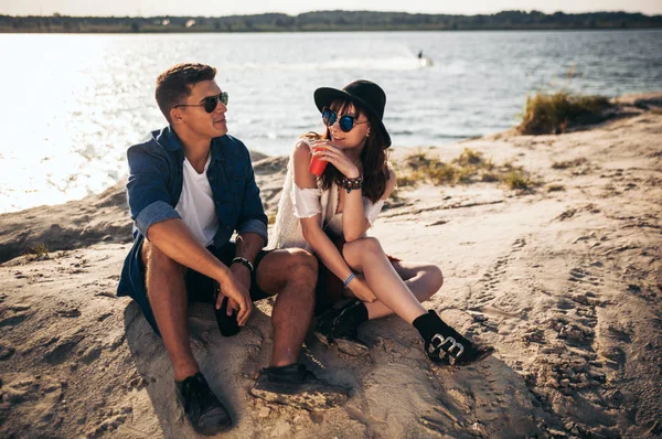 Glückliches Paar im Freien, modisch gestylte Freunde haben Spaß — Stockfoto