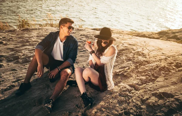 Pareja feliz al aire libre, amigos con estilo de moda divertirse —  Fotos de Stock