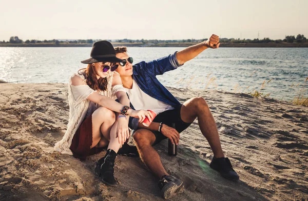 Glückliches Paar im Freien, modisch gestylte Freunde haben Spaß — Stockfoto
