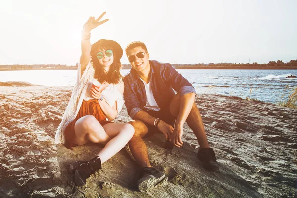 Glückliches Paar im Freien, modisch gestylte Freunde haben Spaß — Stockfoto