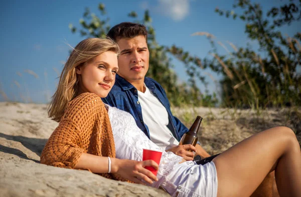 Szczęśliwa para siedzi na plaży, miłości i przyjaźni — Zdjęcie stockowe