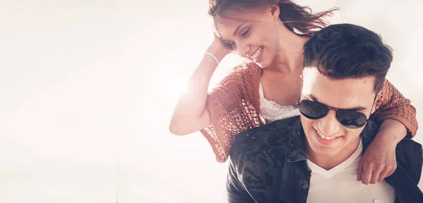 Feliz pareja sonriente, amor y amistad — Foto de Stock