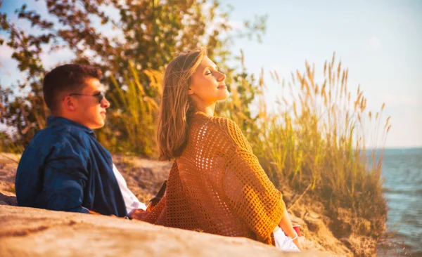 Szczęśliwa para siedzi na plaży, miłości i przyjaźni — Zdjęcie stockowe