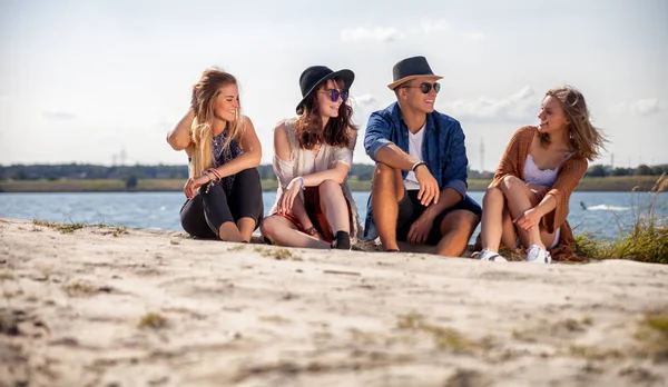 Baráti társaság, a strandon, szórakozás, és élvezi a nyári — Stock Fotó