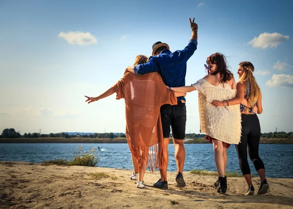 Grupo de amigos en la playa divirtiéndose y disfrutando del verano —  Fotos de Stock