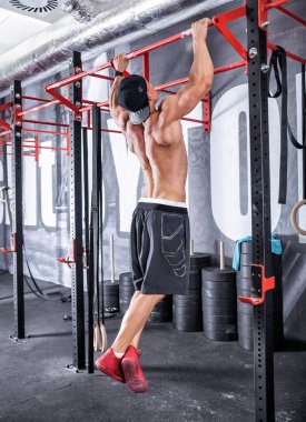 Geri çekme iniş sırasında kas gösterilen vücut geliştirmeci spor salonunda egzersiz