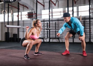 Uygun kadının Yardımı salonunda antrenörü ile Halter ağız kavgası egzersiz yapması