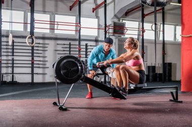 Satır makinede Yardımı salonunda antrenör eğitim kız