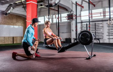 Satır makinede Yardımı salonunda antrenör eğitim kız