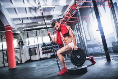 Kaslı fit vücut geliştirmeci Spartalı savaşçı spor salonunda egzersiz gibi