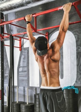 Pull ups egzersiz yapan kas profesyonel erkek spor salonunda açık bar