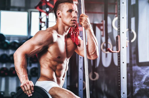 Binaragawan fit otot seperti Spartan prajurit berlatih di gym — Stok Foto