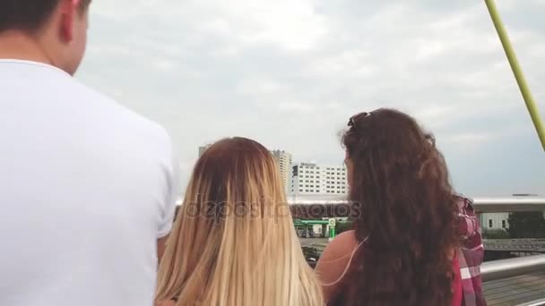 Grupo Jovens Amigos Adolescentes Andando Ponte — Vídeo de Stock