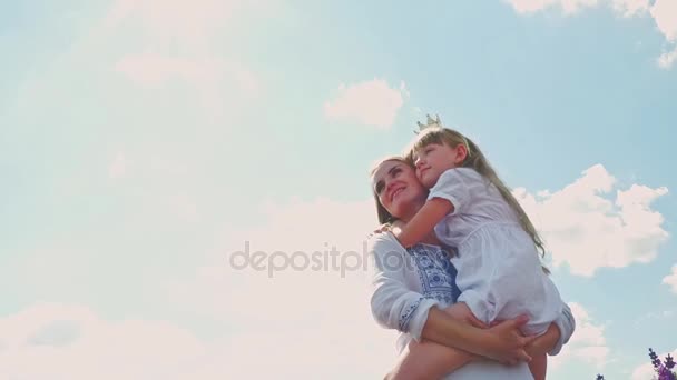 Νεαρή Μητέρα Κρατώντας Κοριτσάκι Στέμμα Στα Χέρια Κατά Της Μπλε — Αρχείο Βίντεο