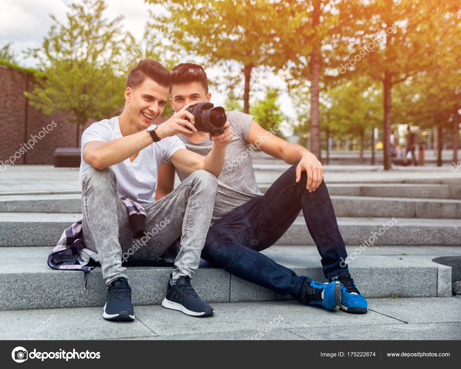 Dos amigos en las escaleras de la ciudad con la cámara y tomar fotos ...