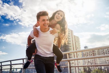 Eğleniyor ve Kentsel şehir yürüyüş genç çift açık