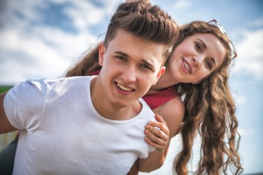 Eğleniyor ve Kentsel şehir yürüyüş genç çift açık