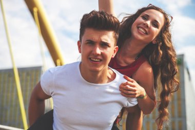 Eğleniyor ve Kentsel şehir yürüyüş genç çift açık