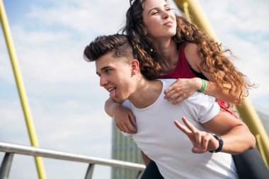 Eğleniyor ve Kentsel şehir yürüyüş genç çift açık