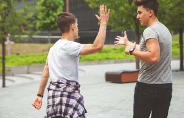 Çak bir beşlik veren ve en iyi arkadaşım şehirde yürüyüş iki arkadaş