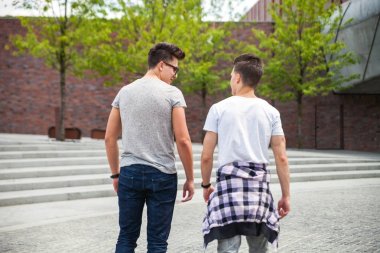 Şehirde yürüyüş ve söz, en iyi arkadaş iki arkadaş casual giyim