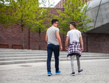 Şehirde yürüyüş ve söz, en iyi arkadaş iki arkadaş casual giyim