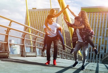 İki arkadaşlar eğlenmeye ve şehirde yürüyüş çiftler