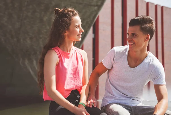 Pareja joven sentada al aire libre y hablando, concepto de felicidad —  Fotos de Stock