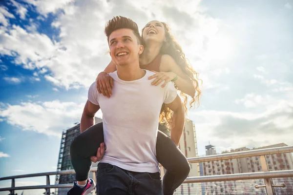 Jeune couple s'amusant et se promenant dans la ville urbaine en plein air — Photo