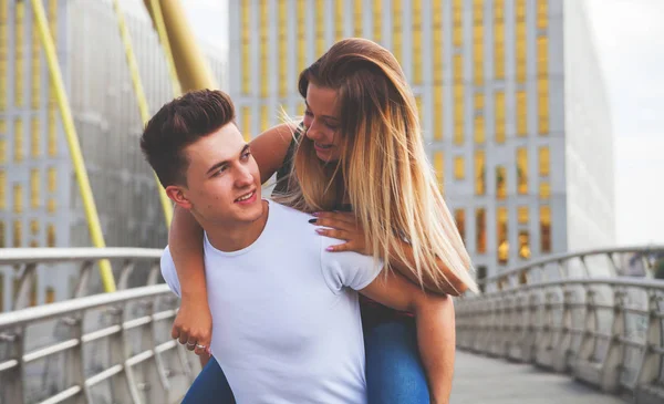 Pareja joven divirtiéndose y caminando en la ciudad urbana al aire libre —  Fotos de Stock