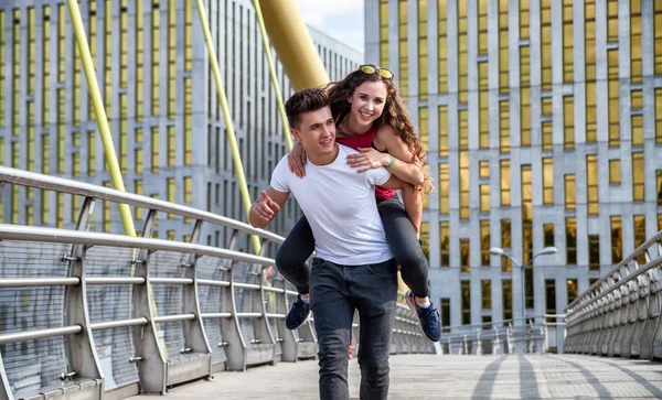 Jeune couple s'amusant et se promenant dans la ville urbaine en plein air — Photo