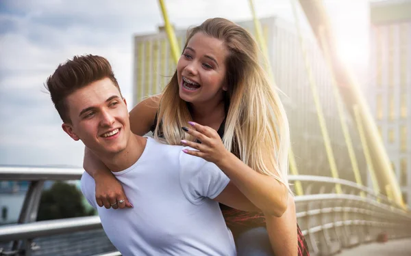 Pareja joven divirtiéndose y caminando en la ciudad urbana al aire libre — Foto de Stock