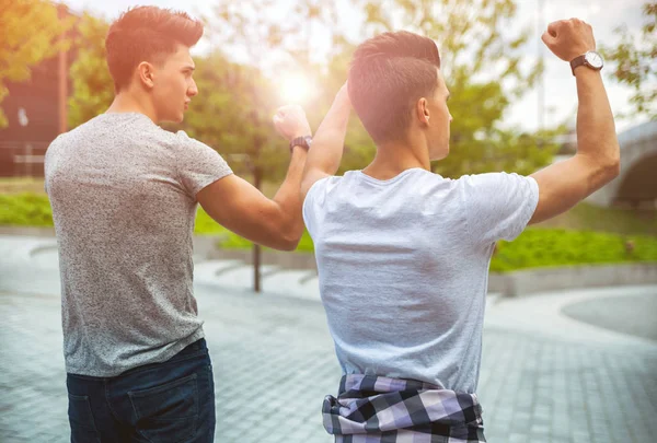 Deux amis marchant en ville et chantant, meilleur ami — Photo