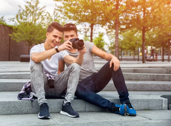 Deux amis dans les escaliers en ville avec appareil photo et de prendre des photos, meilleur ami — Photo