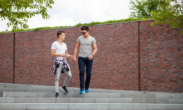 Zwei Freundinnen, die lässig in der Stadt spazieren gehen und reden, beste Freundin — Stockfoto