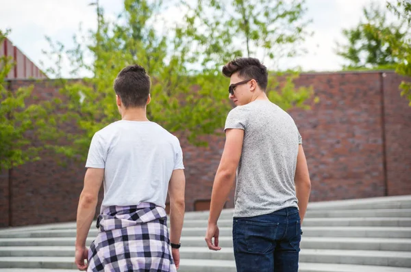 Två vänner casual wear promenader i stan och pratar, bästa vän — Stockfoto