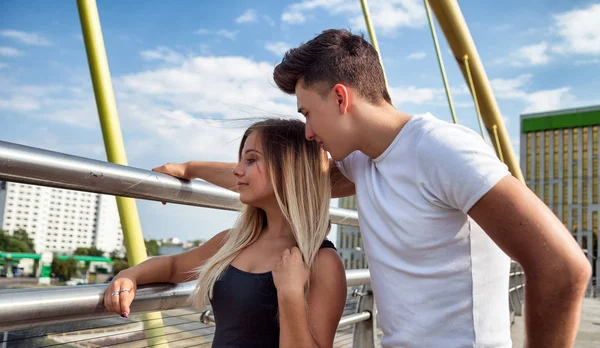 Pareja adolescente en una cita durante un paseo por la ciudad, primer amor —  Fotos de Stock