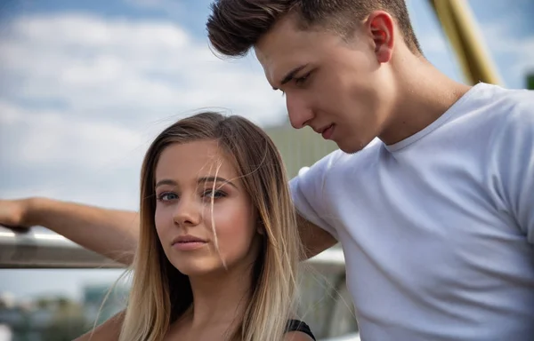 Teenage couple on a date during walk in the city, first love — Stock Photo, Image