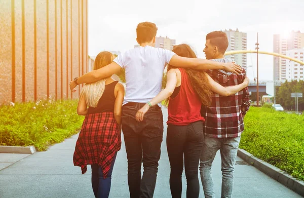 Grupo de amigos caminando juntos al aire libre en la ciudad, vista trasera — Foto de Stock