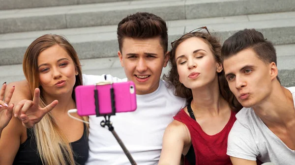 Группа друзей с мобильным телефоном на селфи-палочке и фотографирование — стоковое фото