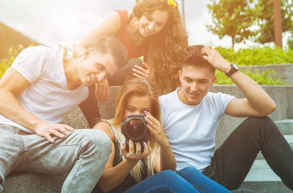 Groep vrienden zitten met camera en rekening houdend — Stockfoto