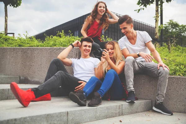 Groep vrienden zitten met camera en rekening houdend — Stockfoto