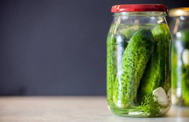 Baharat ve otlar bir kavanoza salatalık turşusu alanı Kopyala