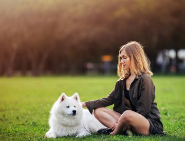 Kadın köpeğini parkı ile