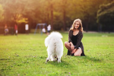 Kadın köpeğini parkı ile
