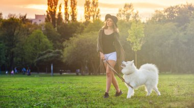 Kadın köpeğini parkı ile