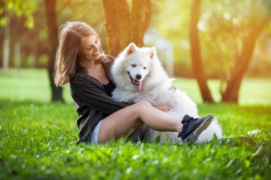 Samoyed köpek parkta birlikte oynayan onun sahibi ile