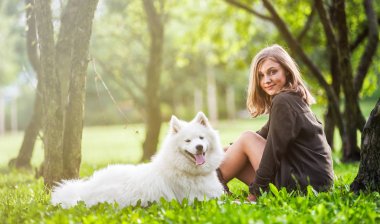 Samoyed köpek parkta birlikte oynayan onun sahibi ile