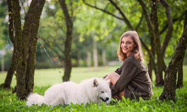 Samoyed köpek parkta birlikte oynayan onun sahibi ile